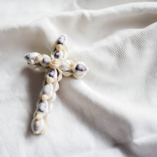 Croix coquillages mauves poudrés