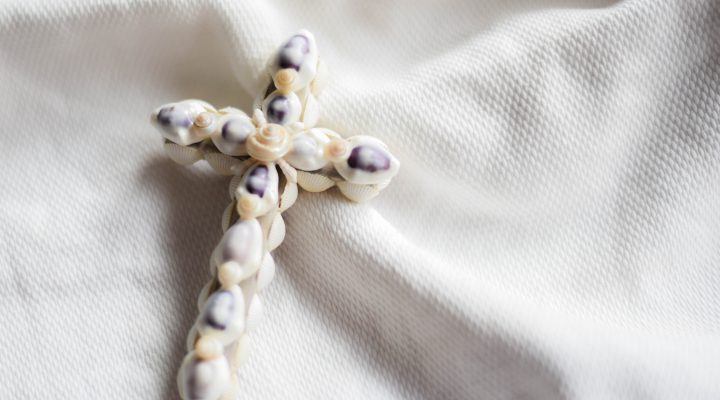 Croix coquillages mauves poudrés