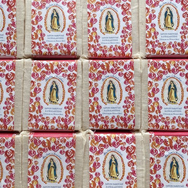 Savon Notre Dame de Guadalupe parfumé à la fleur d'églantine - Image 2