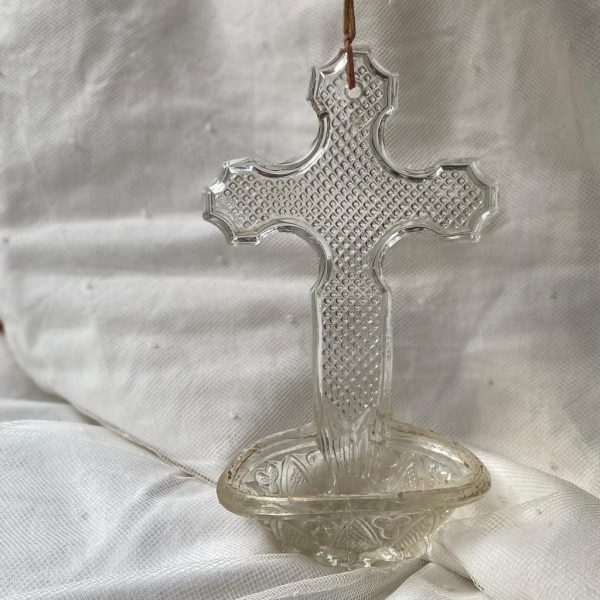 bénitier en verre surmonté d'une croix