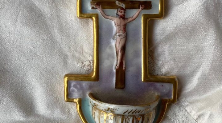 bénitier crucifix en porcelaine