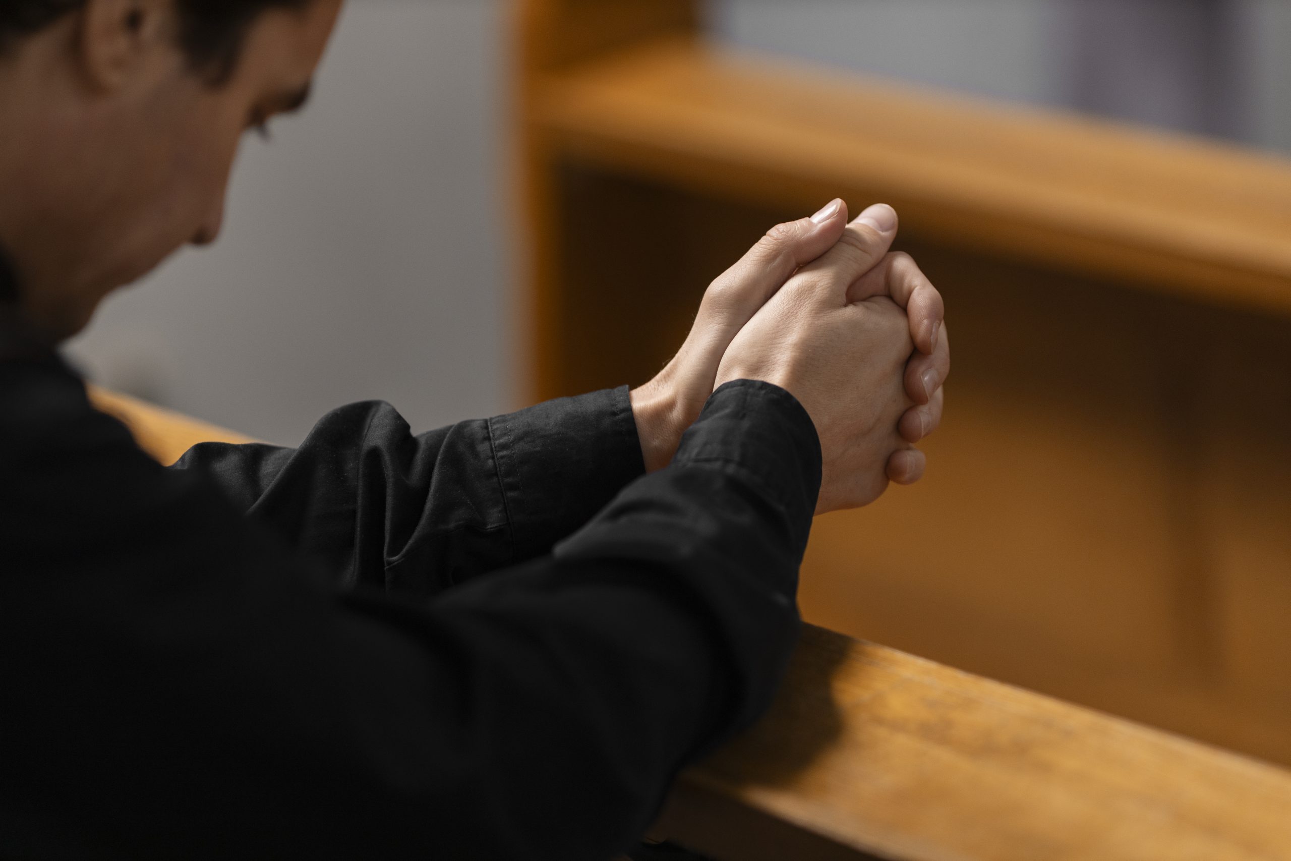 le pretre prie dans l eglise