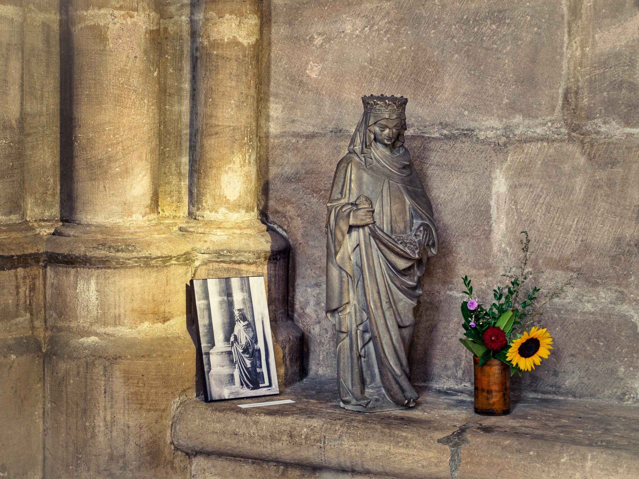 Sculpture sur le mur d'une eglise