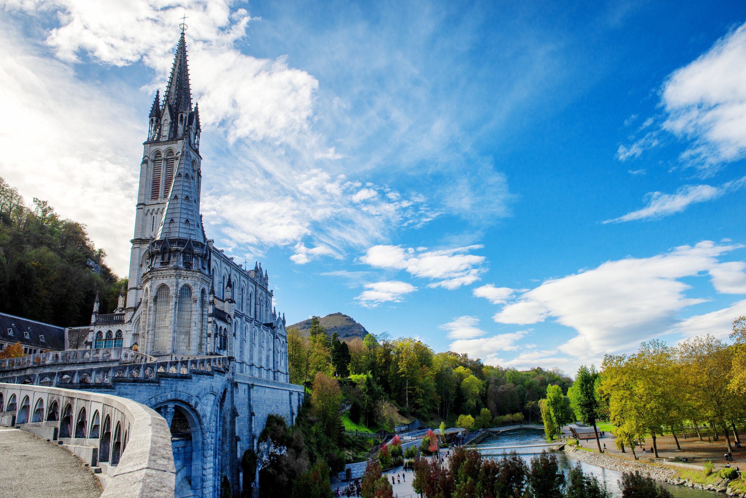 Vue de la cathédrale-sanctuaire de Lourdes (France)